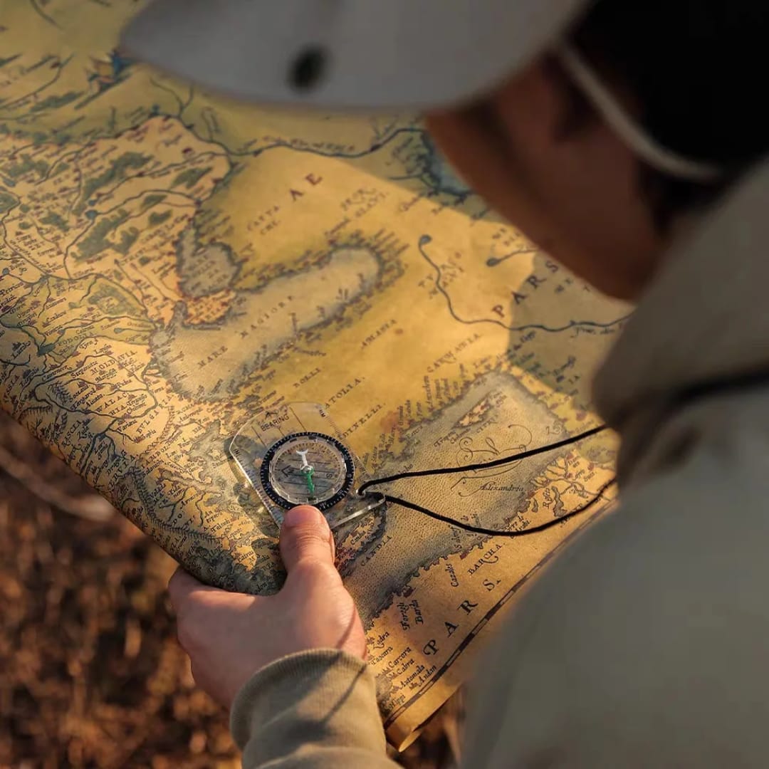 Compass with a liquid-filled base