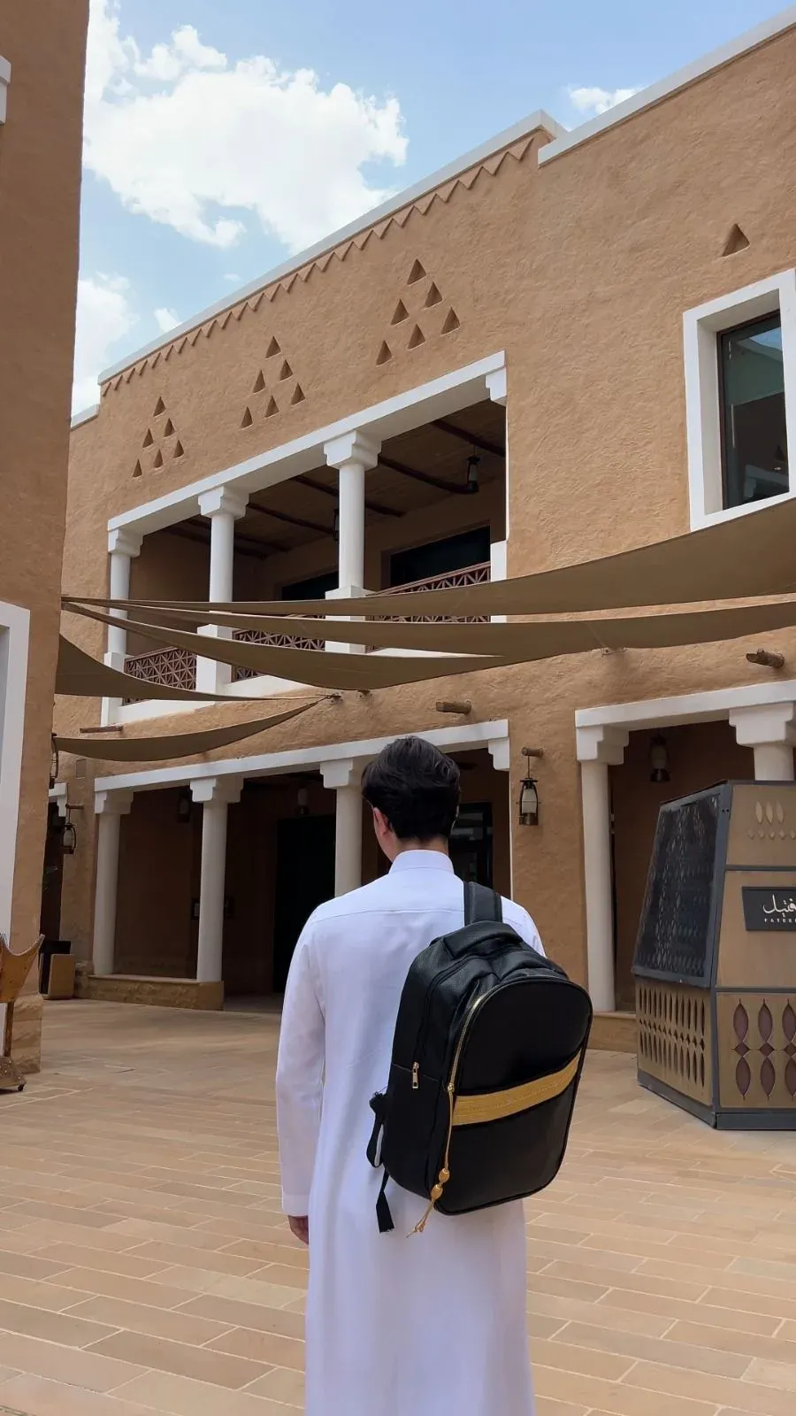 حقيبة ظهر سوداء من الجلد الصناعي بتصميم البشت ولمسات ذهبية