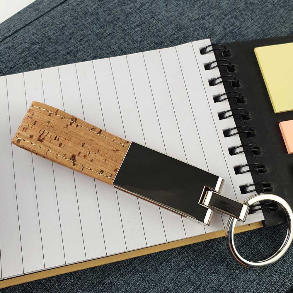 ميدالية مفاتيح معدنية بحزام فلين – بعلامة مخصصة