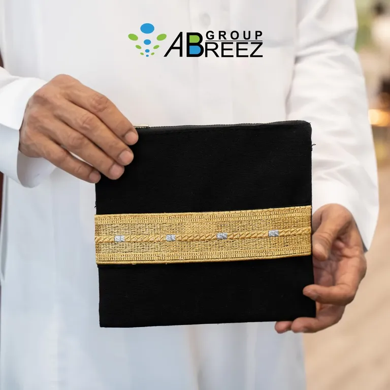 حقيبة بتصميم البشت السعودي – أسود وذهبي