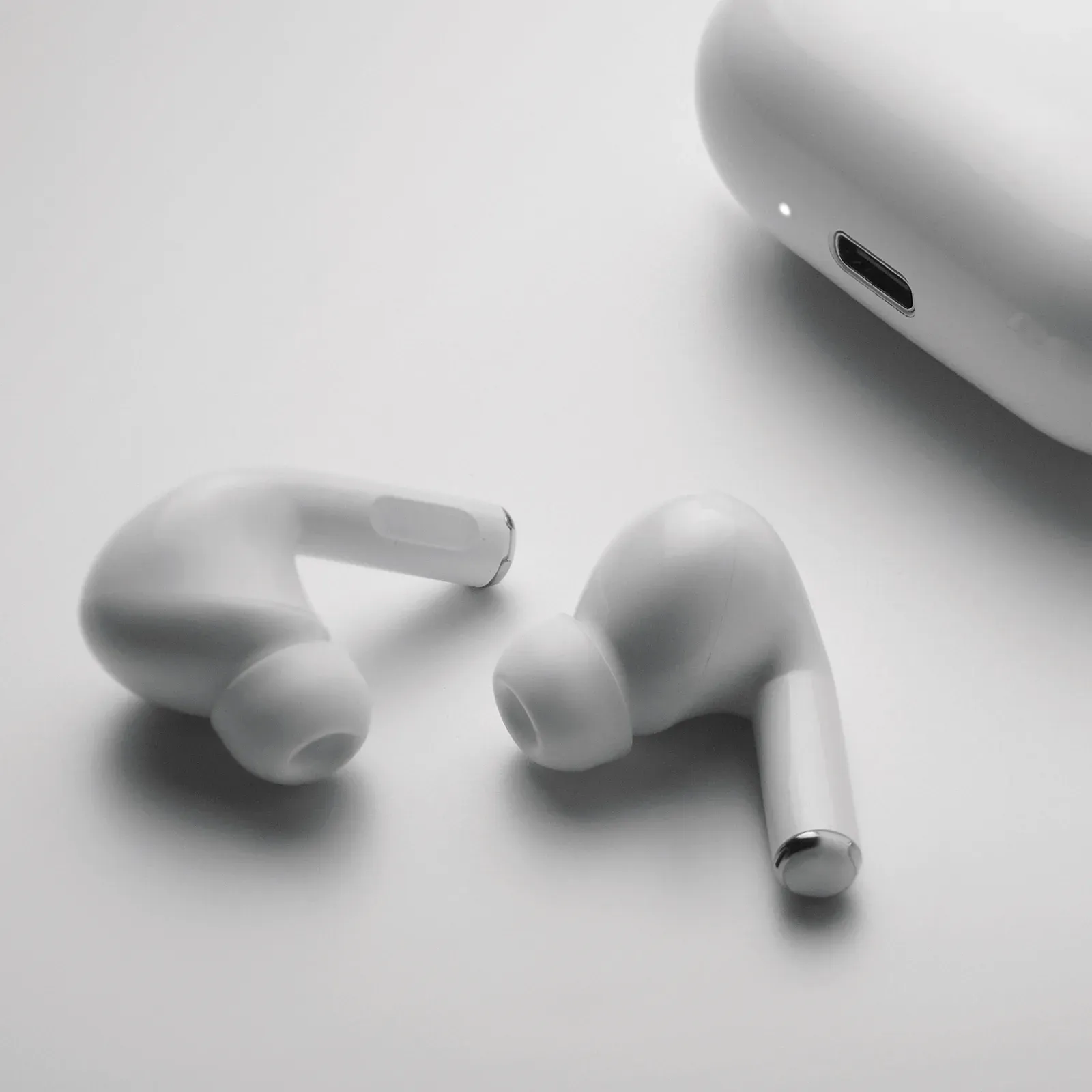 Fusa TWS 5.3 Wireless Earbuds – Type-C Charging Station, 180mAh — White