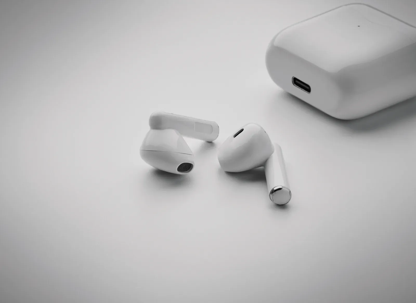 Oreta TWS 5.3 Wireless Earphones – Auto-Pairing, 200mAh Charging Box — White