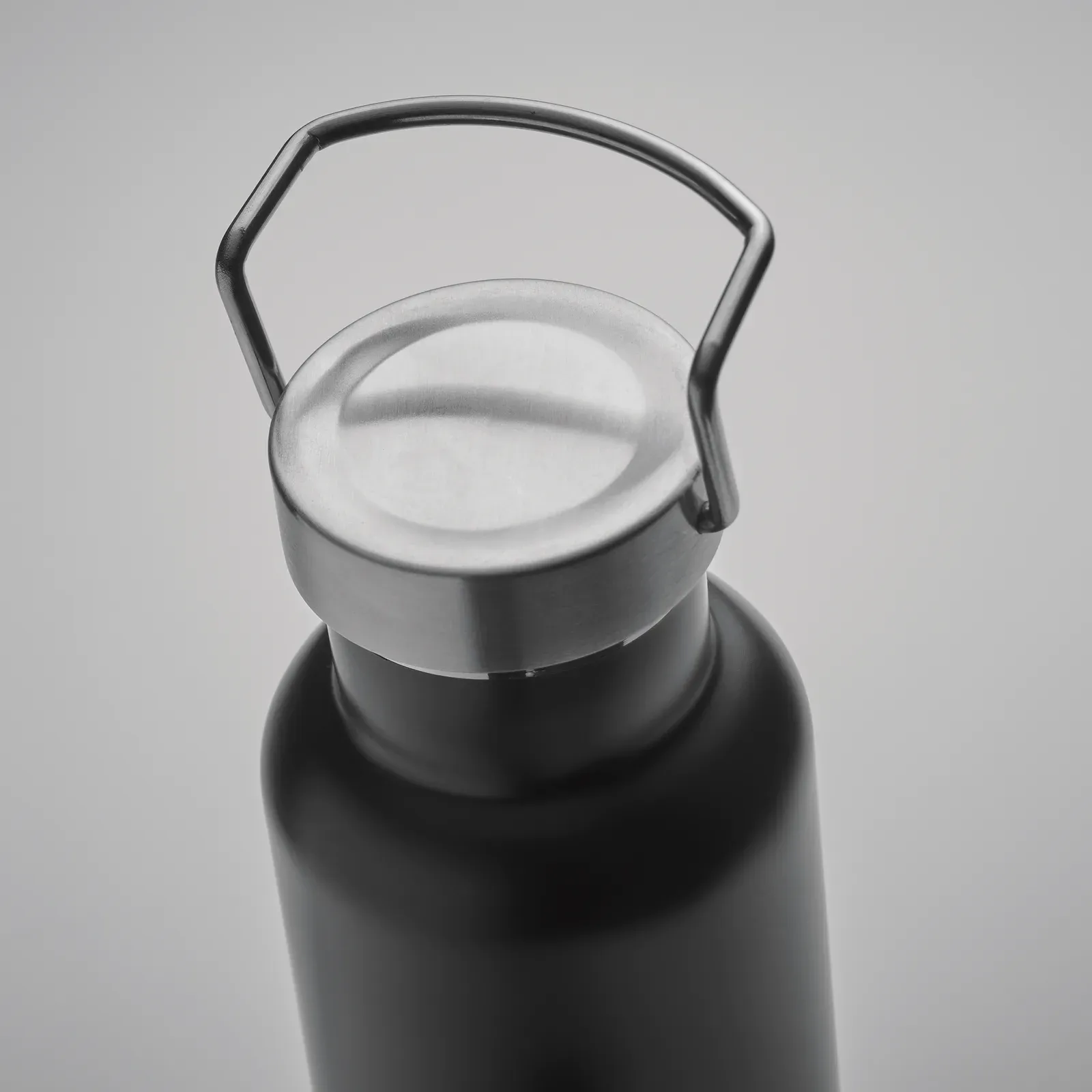 Ives – Double Wall Insulating Vacuum Bottle in Recycled Stainless Steel (90% Recycled Stainless and 10% Stainless Steel) — Black