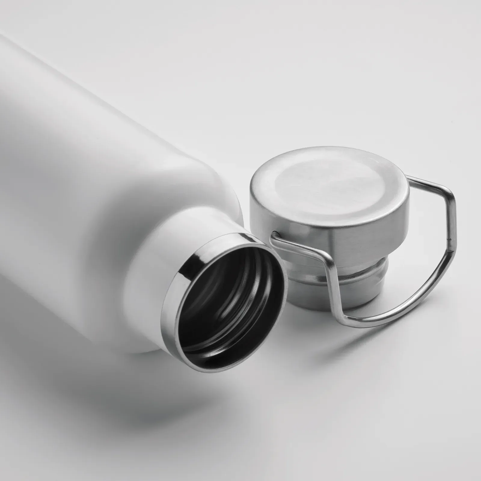 Ives – Double Wall Insulating Vacuum Bottle in Recycled Stainless Steel (90% Recycled Stainless and 10% Stainless Steel) — White