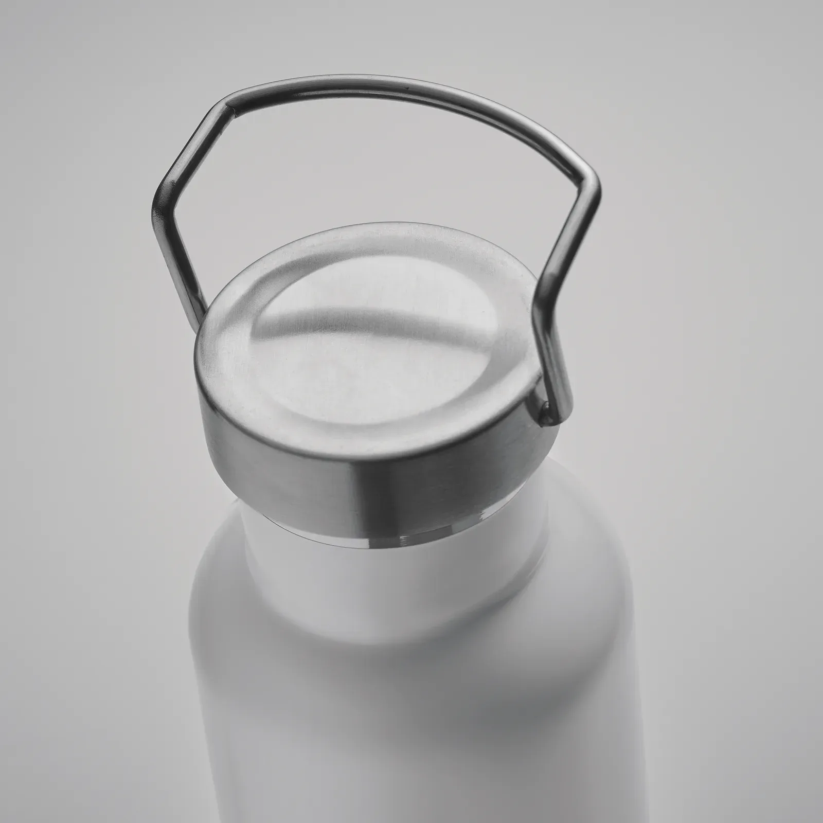 Ives – Double Wall Insulating Vacuum Bottle in Recycled Stainless Steel (90% Recycled Stainless and 10% Stainless Steel) — White