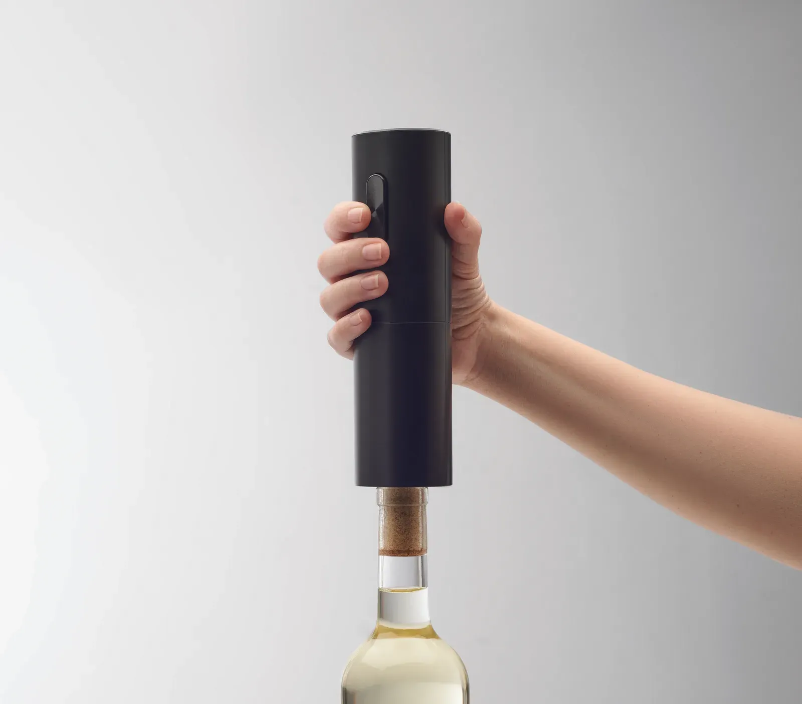 Vino – Electric Wine Bottle Opener in ABS Casing with Black Matt Finish — Black