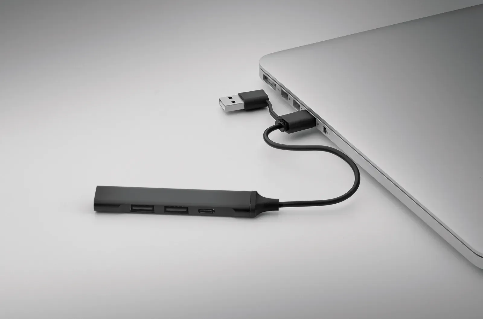 Current 4-Port Recycled Aluminium USB Hub – USB-A & Type-C — Black