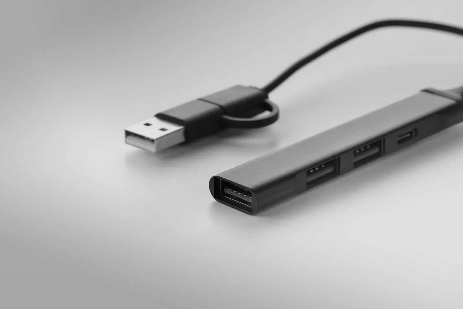 Current 4-Port Recycled Aluminium USB Hub – USB-A & Type-C — Black