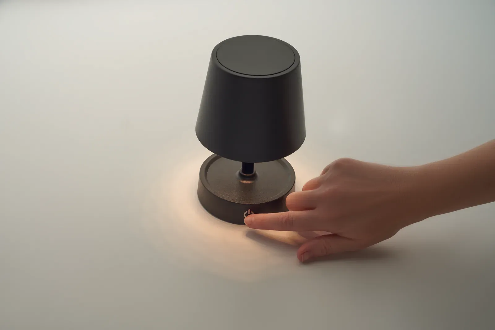 Taplamb – Retractable and Rechargeable USB Table Lamp in ABS; Includes 12 LED Lights with Adjustable Light Intensity — Black