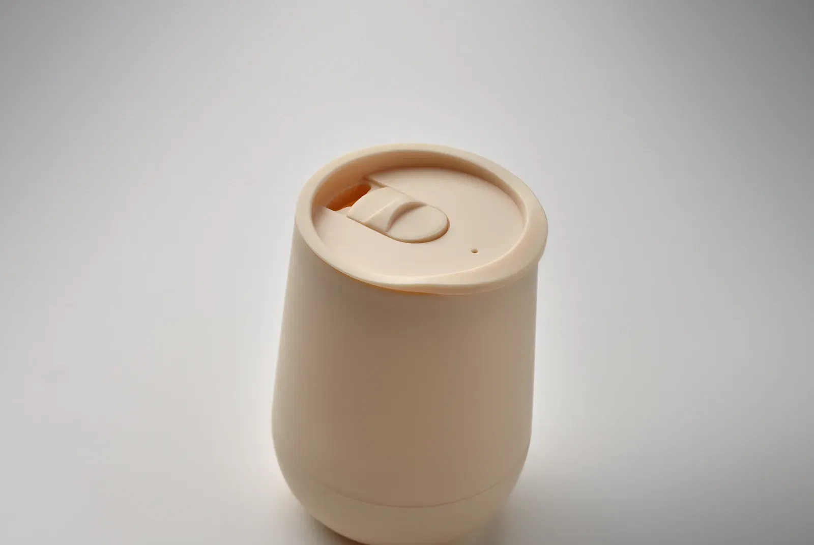 Double wall tumbler in PP with slide cover mouthpiece
lid in PS and ABS. Capacity: 300 ml. — Beige