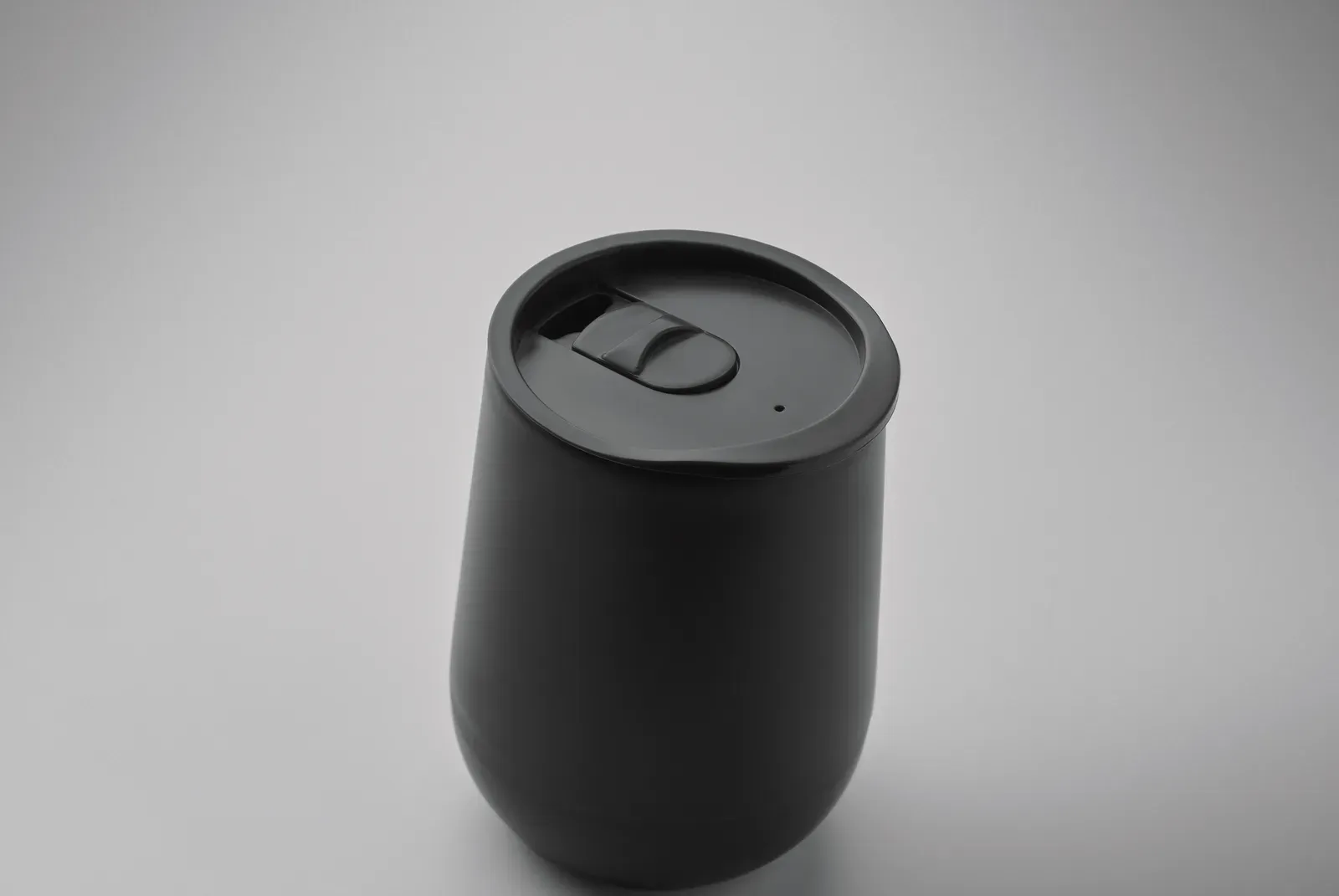 Double wall tumbler in PP with slide cover mouthpiece
lid in PS and ABS. Capacity: 300 ml. — Black
