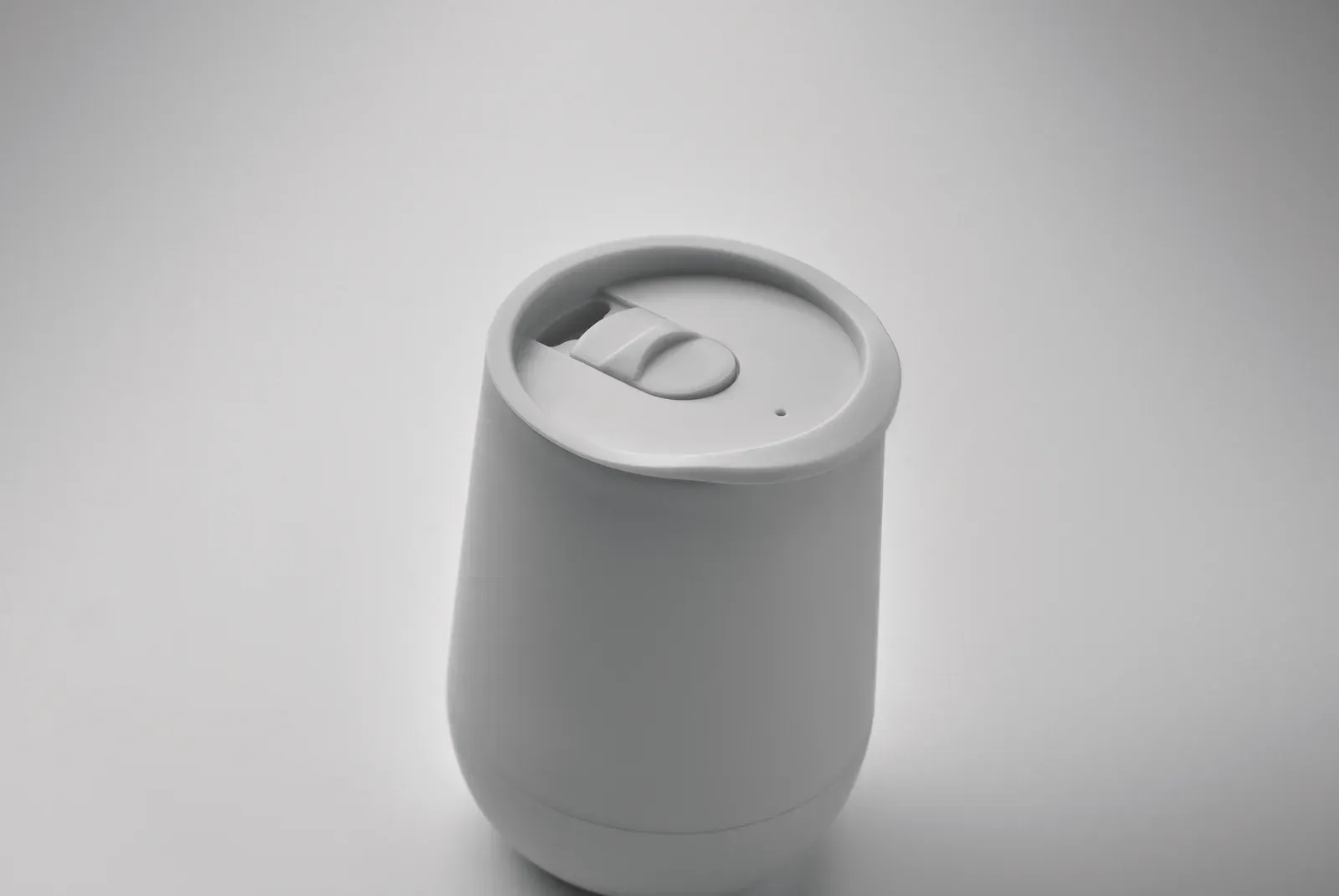 Double wall tumbler in PP with slide cover mouthpiece
lid in PS and ABS. Capacity: 300 ml. — White