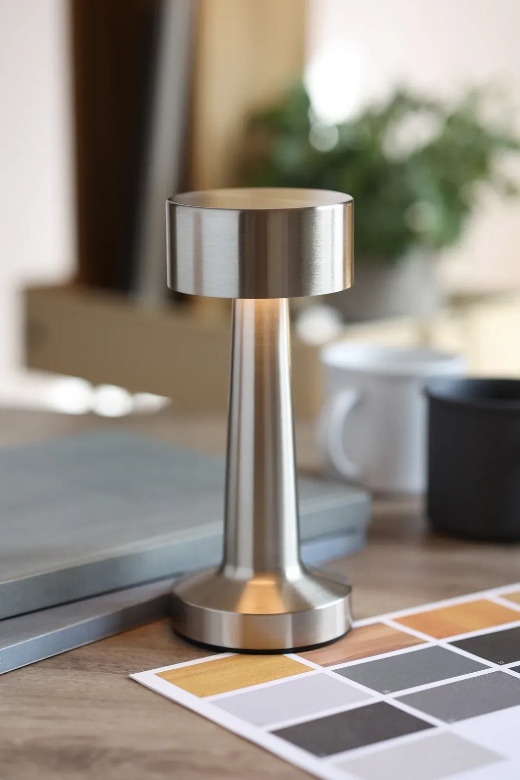 Hierluz – Iron Table Lamp with 12 LED Lights, Stepless Dimming, 3 Light Modes and Touch Control; USB Port and Rechargeable — Matt Silver