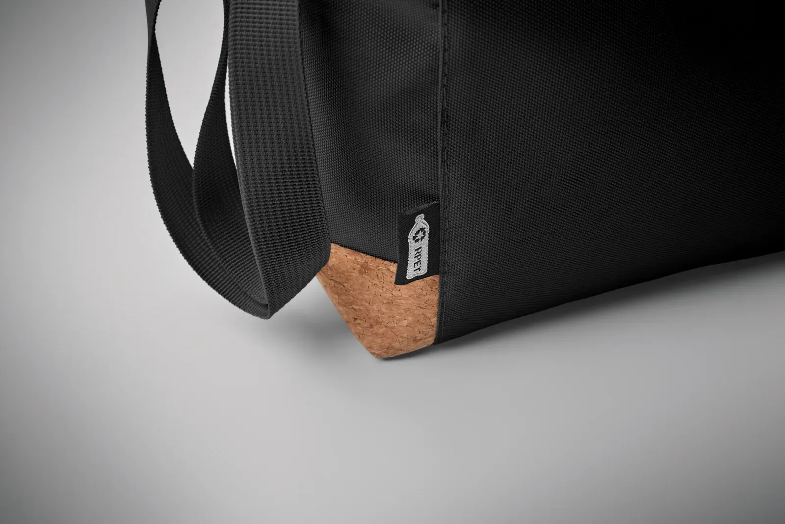 RPET Cooler Bag Koeler with 600d RPET 22X14.5X17 cm MO2504 Cooler Bag — Black
