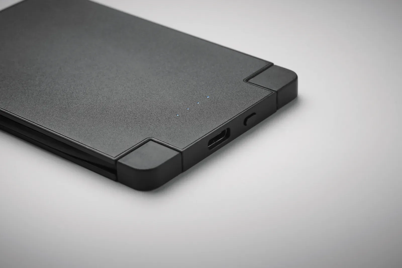 Slimpo Card-Sized Power Bank 2500mAh – Magnetic iOS Charging — Black