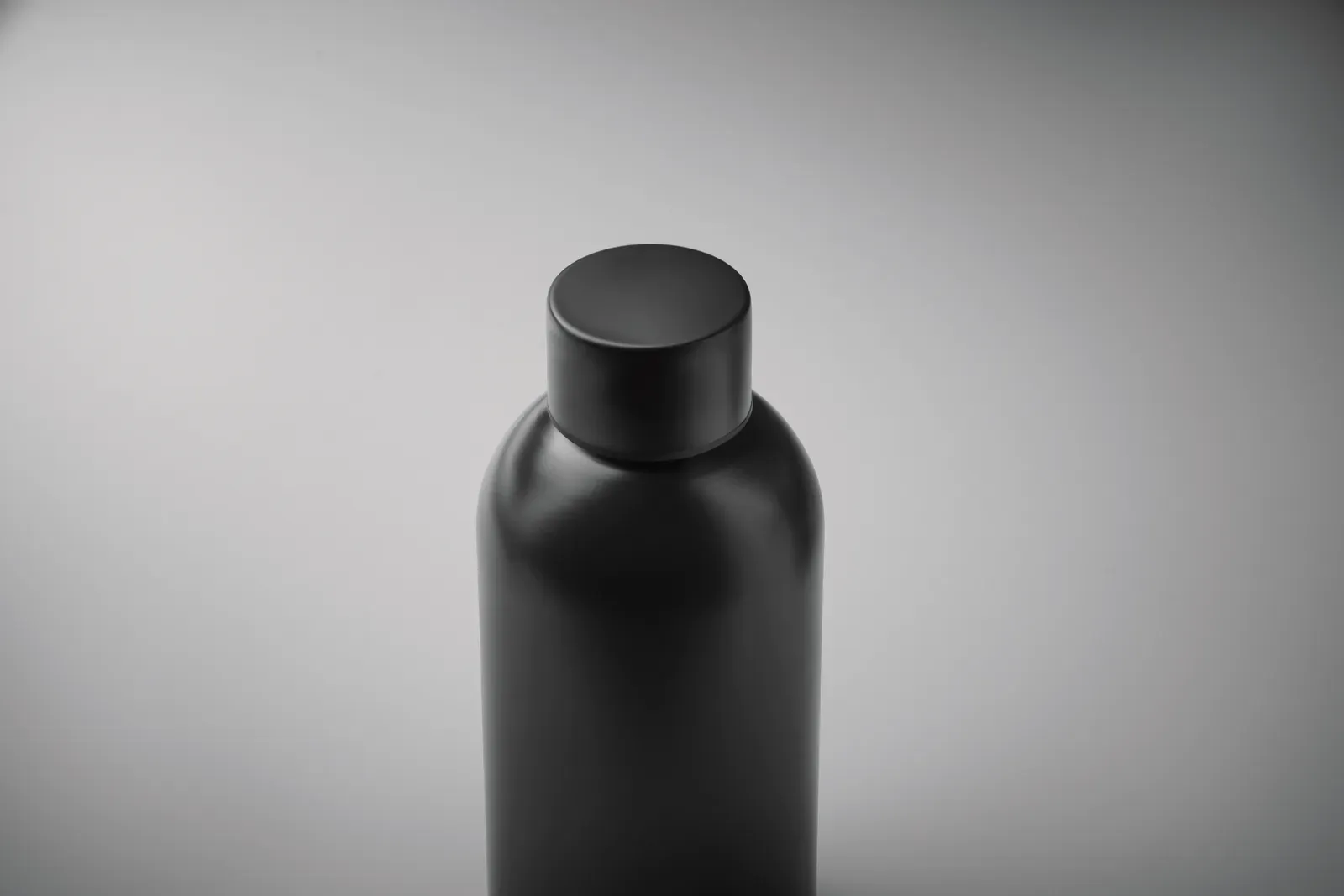 Athena Mid – Single Wall Bottle in Recycled Stainless Steel (90 % Recycled Stainless Steel and 10% Stainless Steel) with Lid — Black