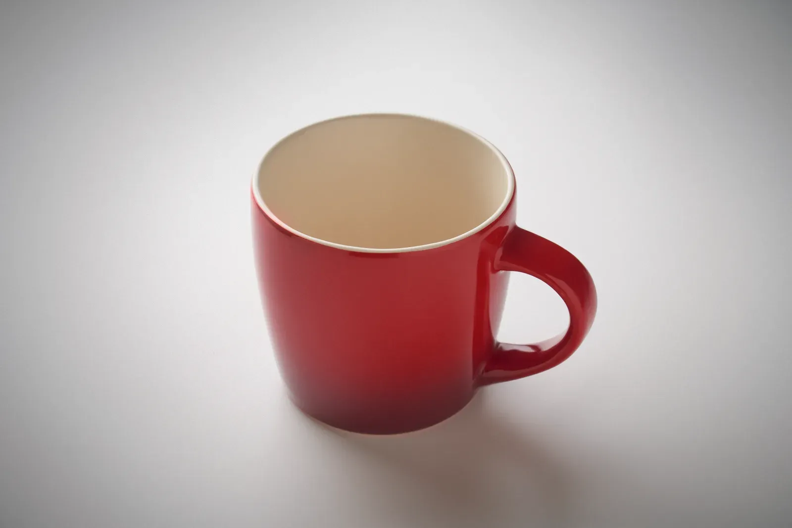 Peze – Gradient Coloured Ceramic Mug — Red