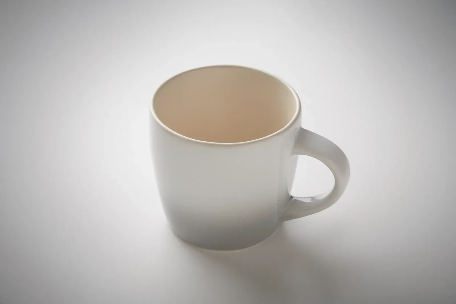 Peze – Gradient Coloured Ceramic Mug — White
