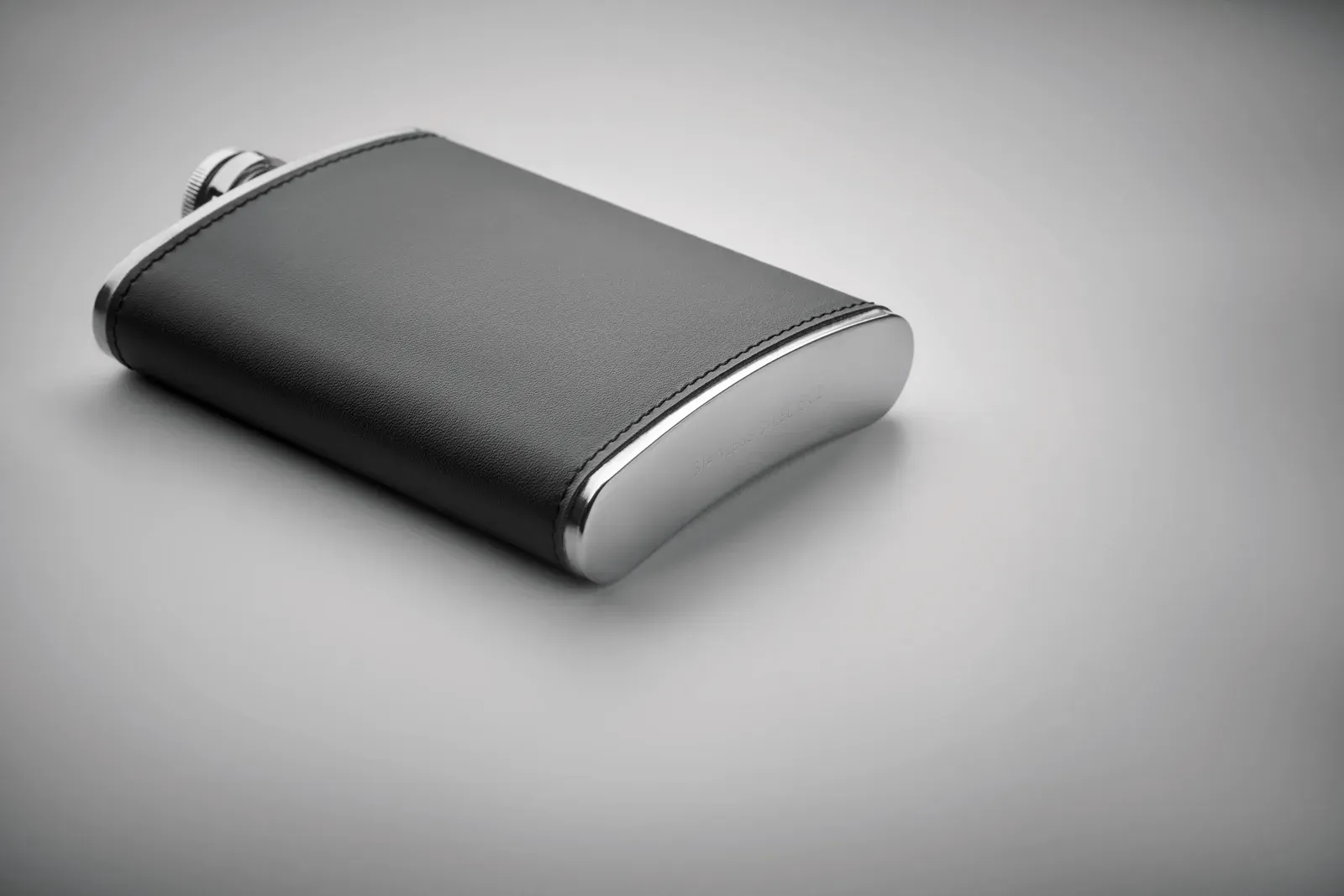Slimmy – Slim Hip Flask in Stainless Steel with PU-Leather Cover — Black