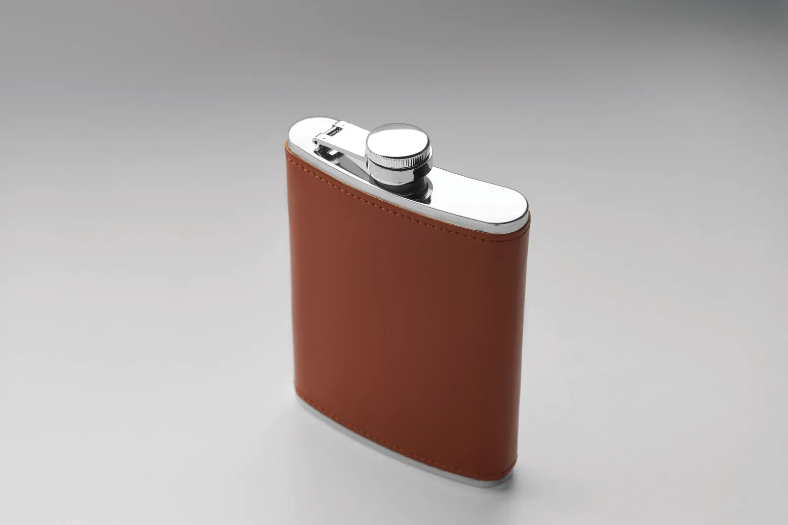 Slimmy – Slim Hip Flask in Stainless Steel with PU-Leather Cover — Brown