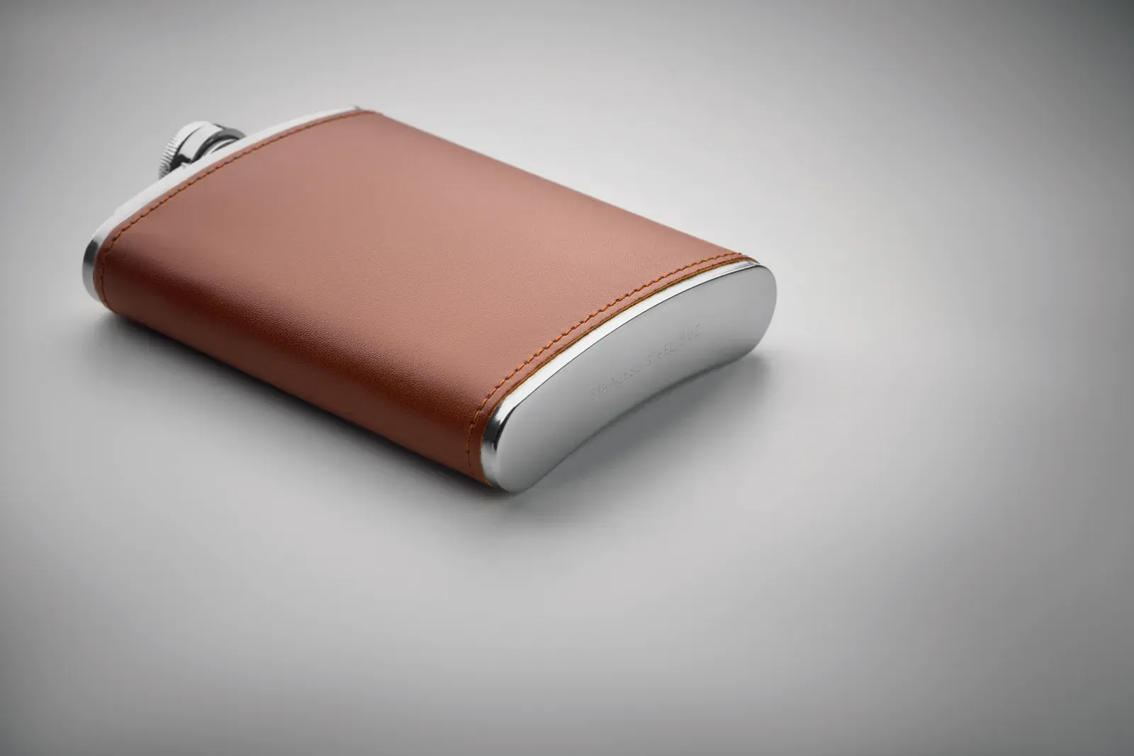 Slimmy – Slim Hip Flask in Stainless Steel with PU-Leather Cover — Brown