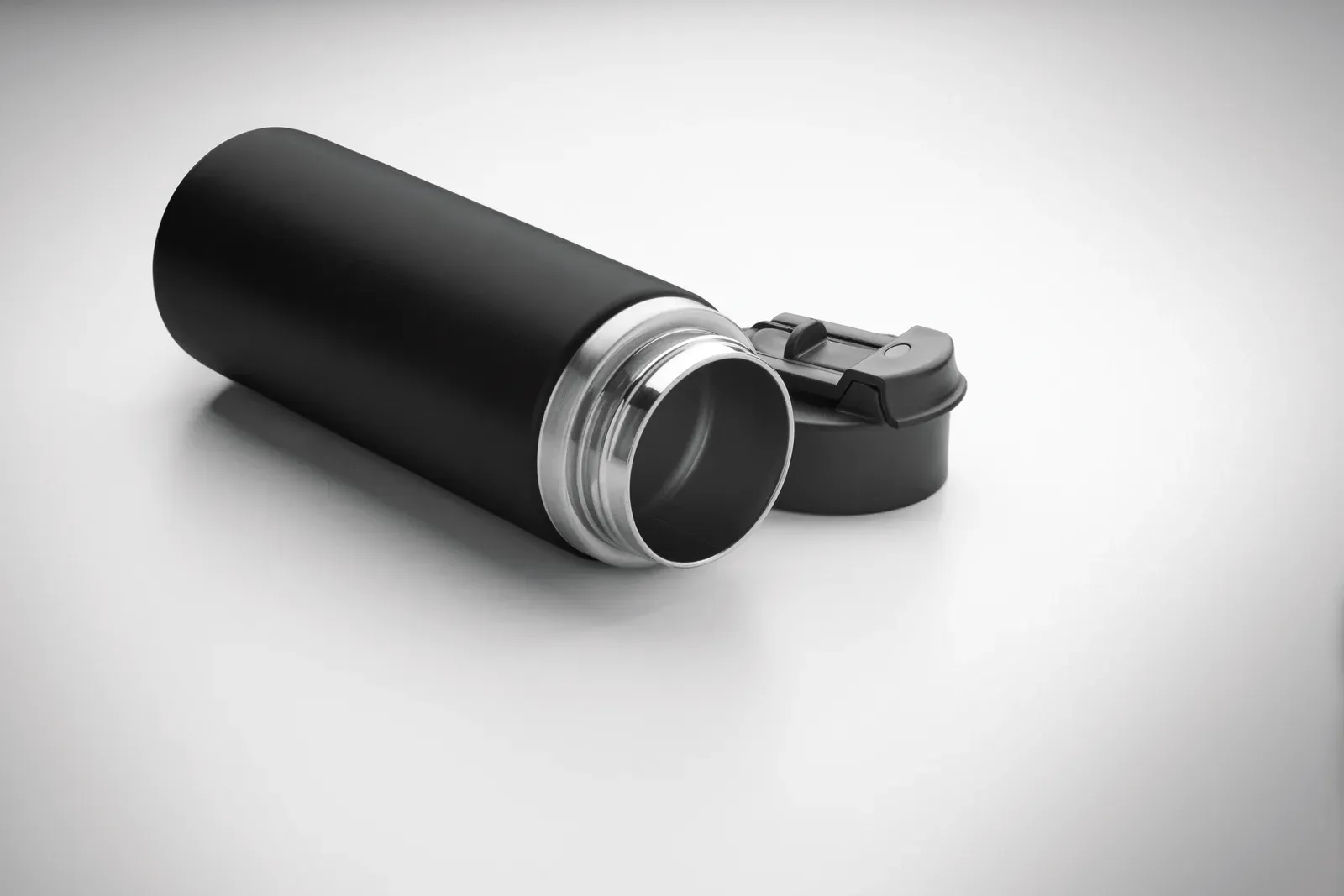Suma Grip – Double Wall Insulated Bottle in Recycled Stainless Steel (90% Recycled Stainless and 10% Stainless Steel) — Black