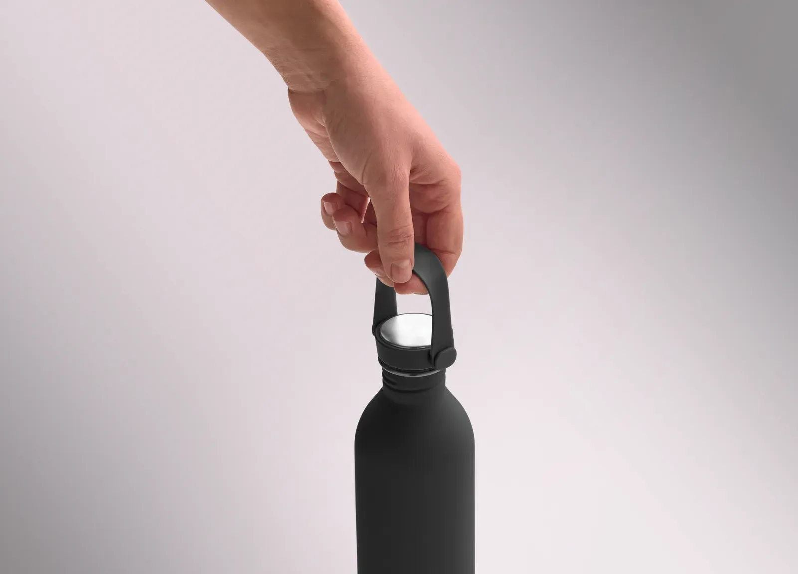 Svalur – Single Wall Bottle Made of 90 % Recycled Stainless Steel and 10% Stainless Steel with Rubber Finish — Black