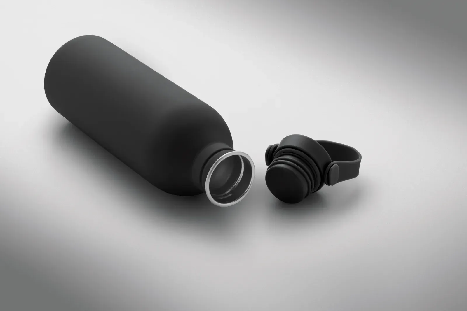 Svalur – Single Wall Bottle Made of 90 % Recycled Stainless Steel and 10% Stainless Steel with Rubber Finish — Black