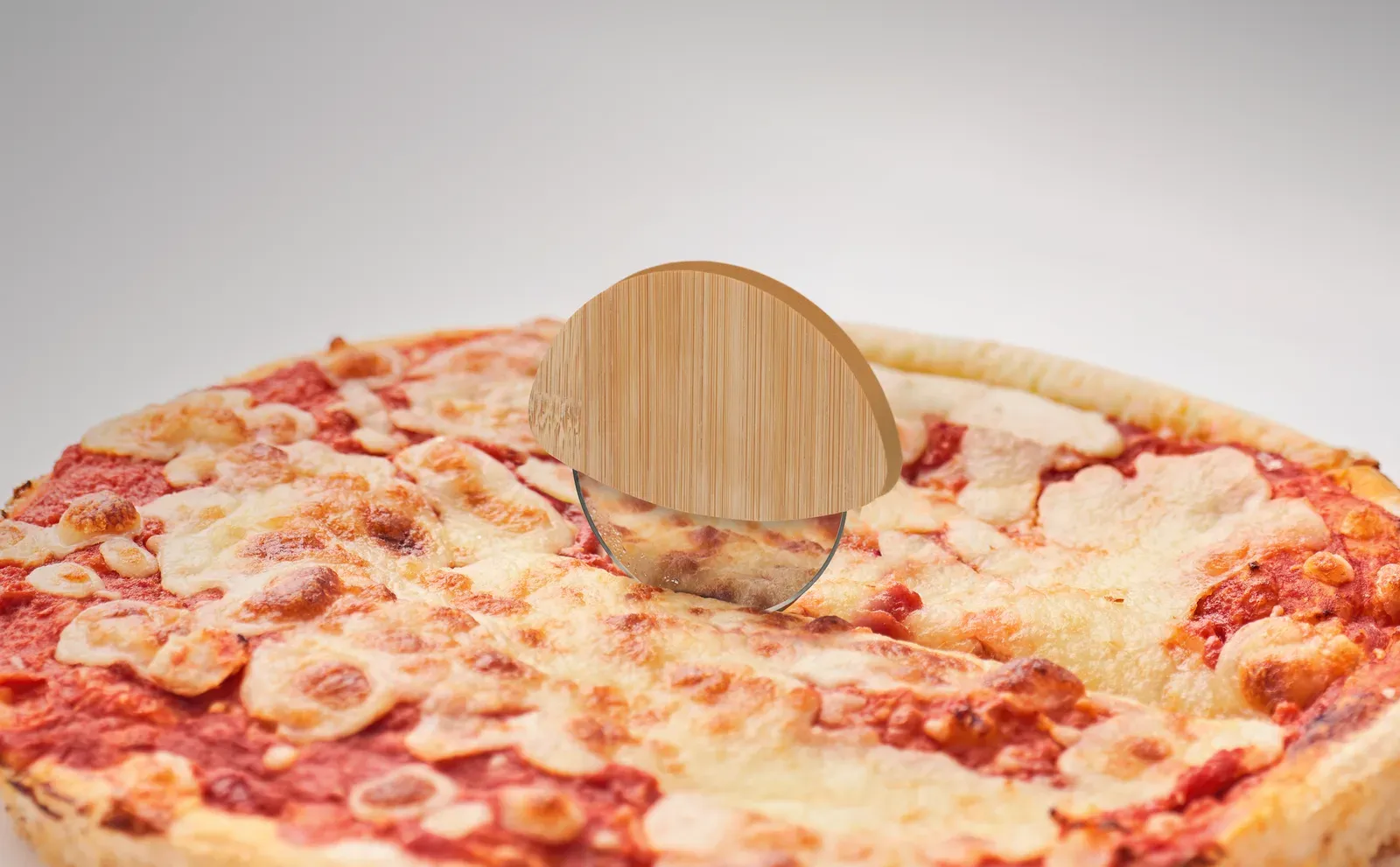 Napol – Round Pizza Cutter with Bamboo Handle and Stainless Steel Blade; Features Transparent White Silicone Protection — Wood