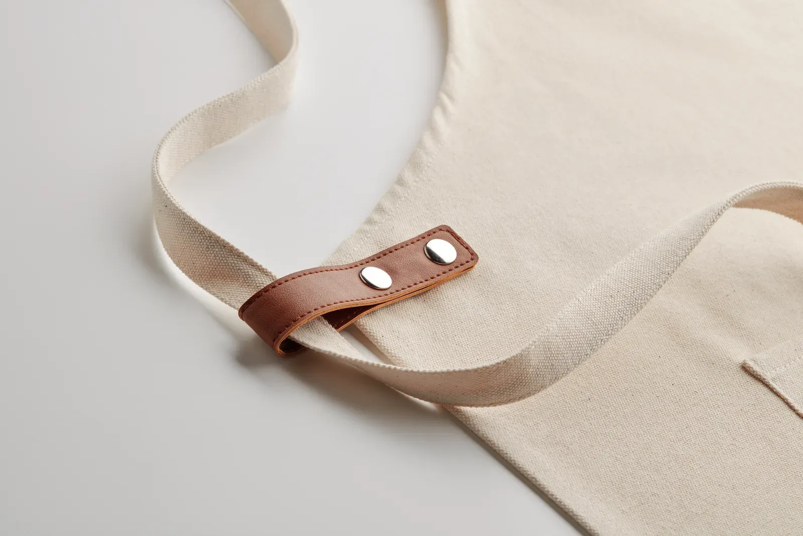 Nagpur – Kitchen Apron with 2 Front Pockets in Organic Cotton — Beige