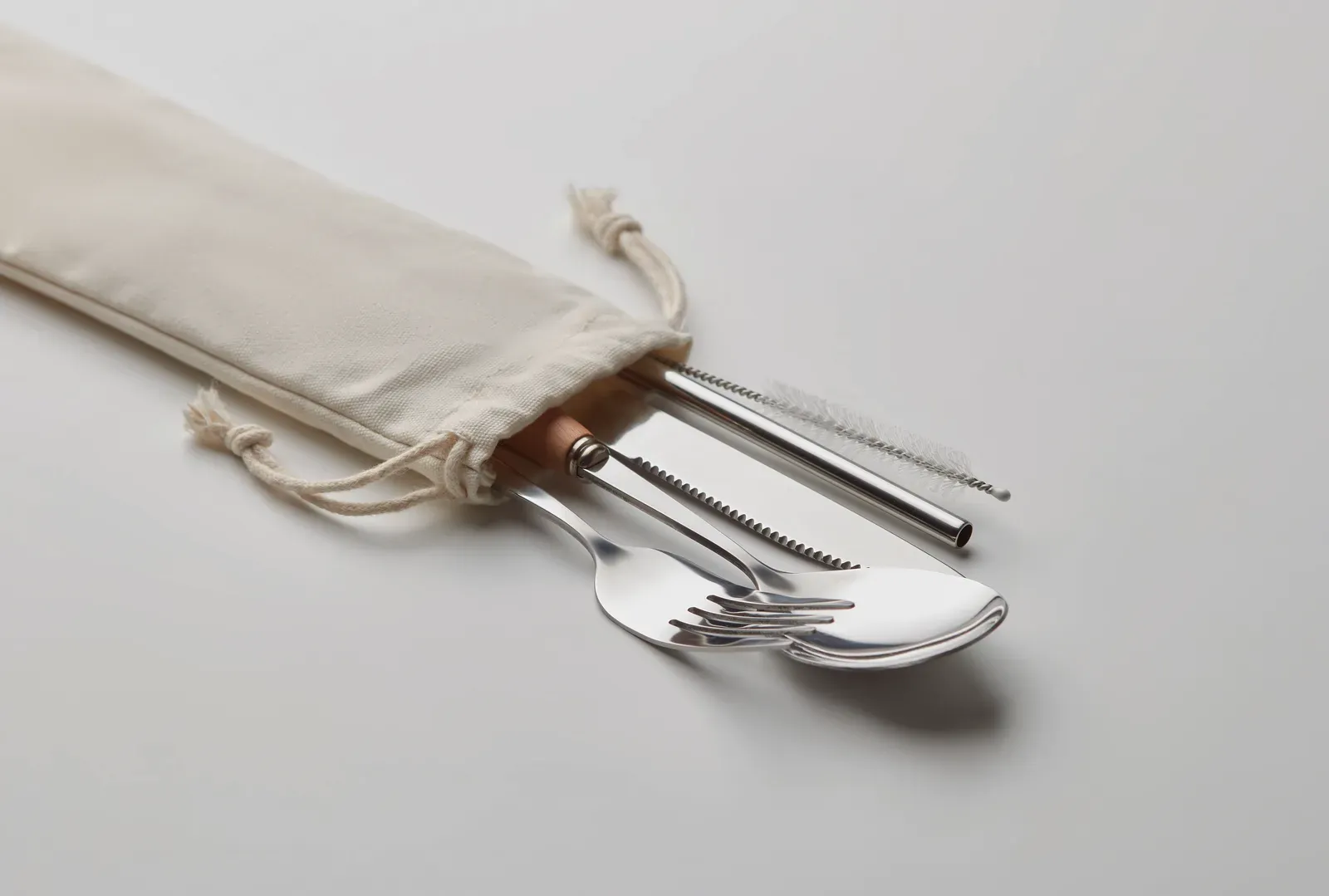 Custa Set – Re-Usable Bamboo Cutlery Set in Canvas Pouch; Includes Knife, Fork, Spoon and Straw in Bamboo and Stainless Steel — Beige