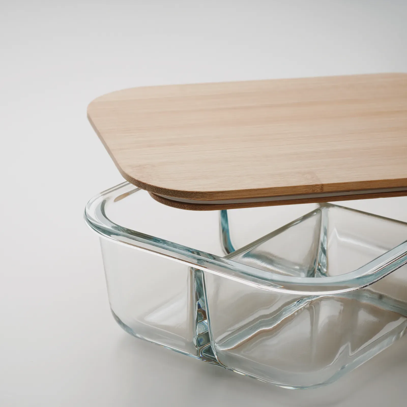 Tundra 3 – Lunch Box in Borosilicate Glass with 3 Compartments, Bamboo Lid and Silicone Band — Transparent