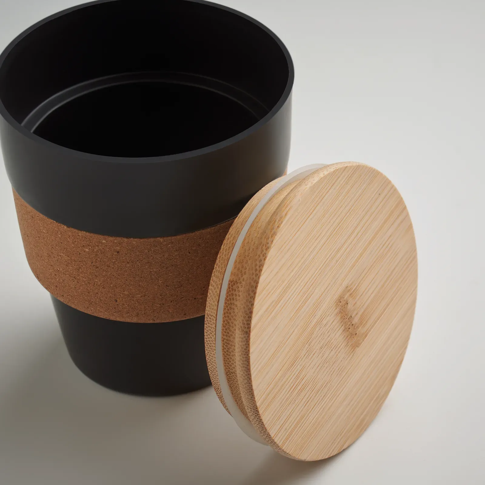 Galao – Single Wall Tumbler in PP with Cork Protective Sleeve and Bamboo Lid — Black
