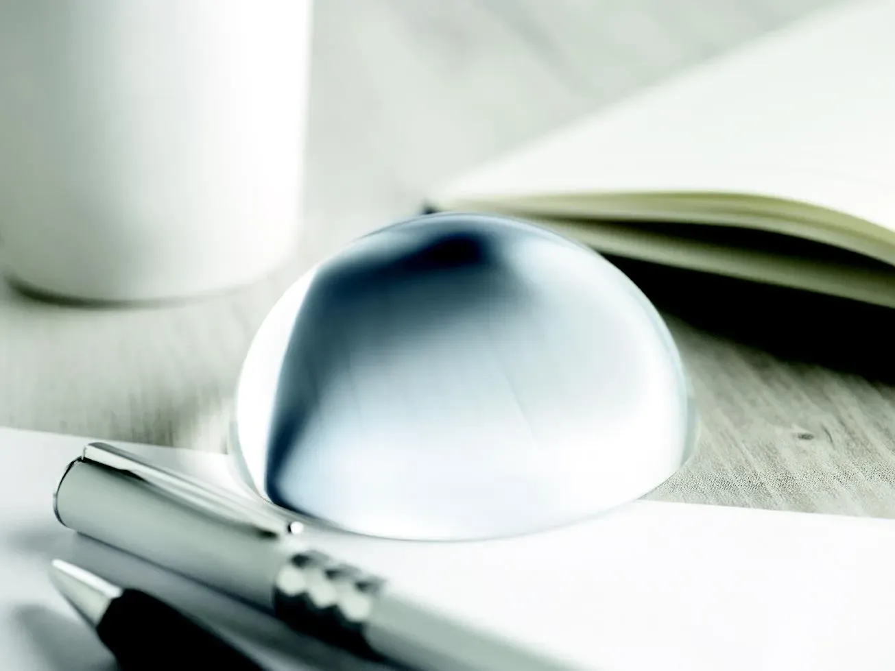 Ovale Glass Ball Paperweight & Magnifier – Gift Boxed — Transparent