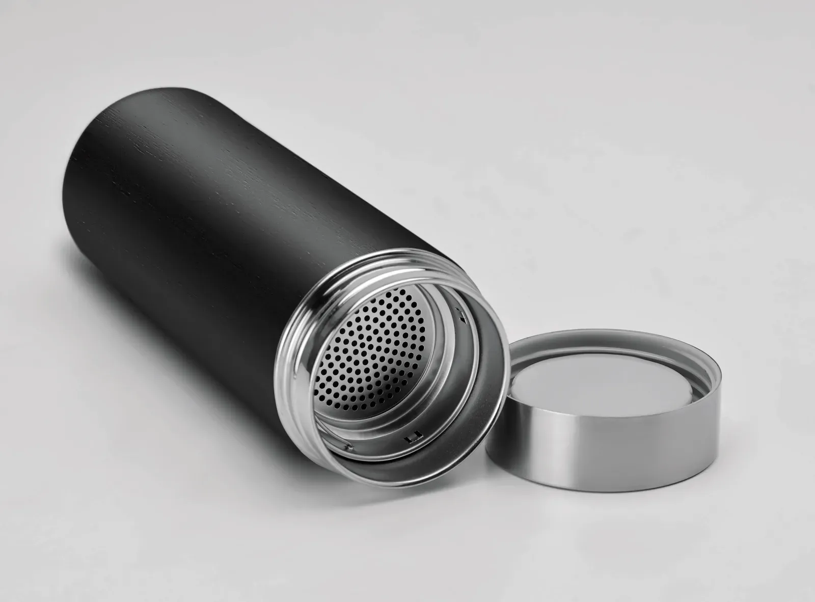 Batumi – Double Wall Stainless Steel Insulating Vacuum Flask with Bamboo Cover and Additional Tea Infuser — Black