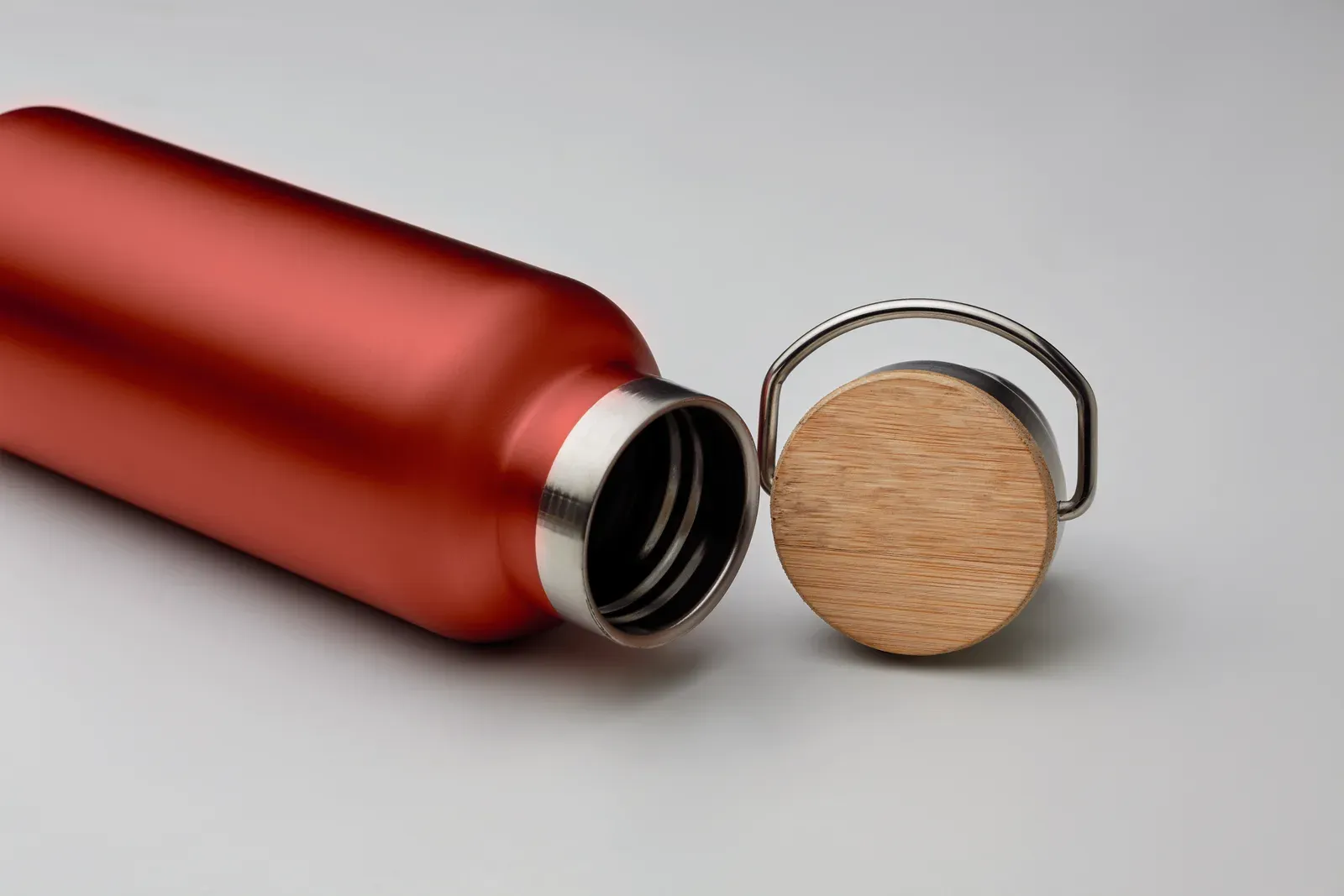 Helsinki – Double Wall Stainless Steel Insulating Vacuum Flask with Lid in Bamboo and Carry Handle