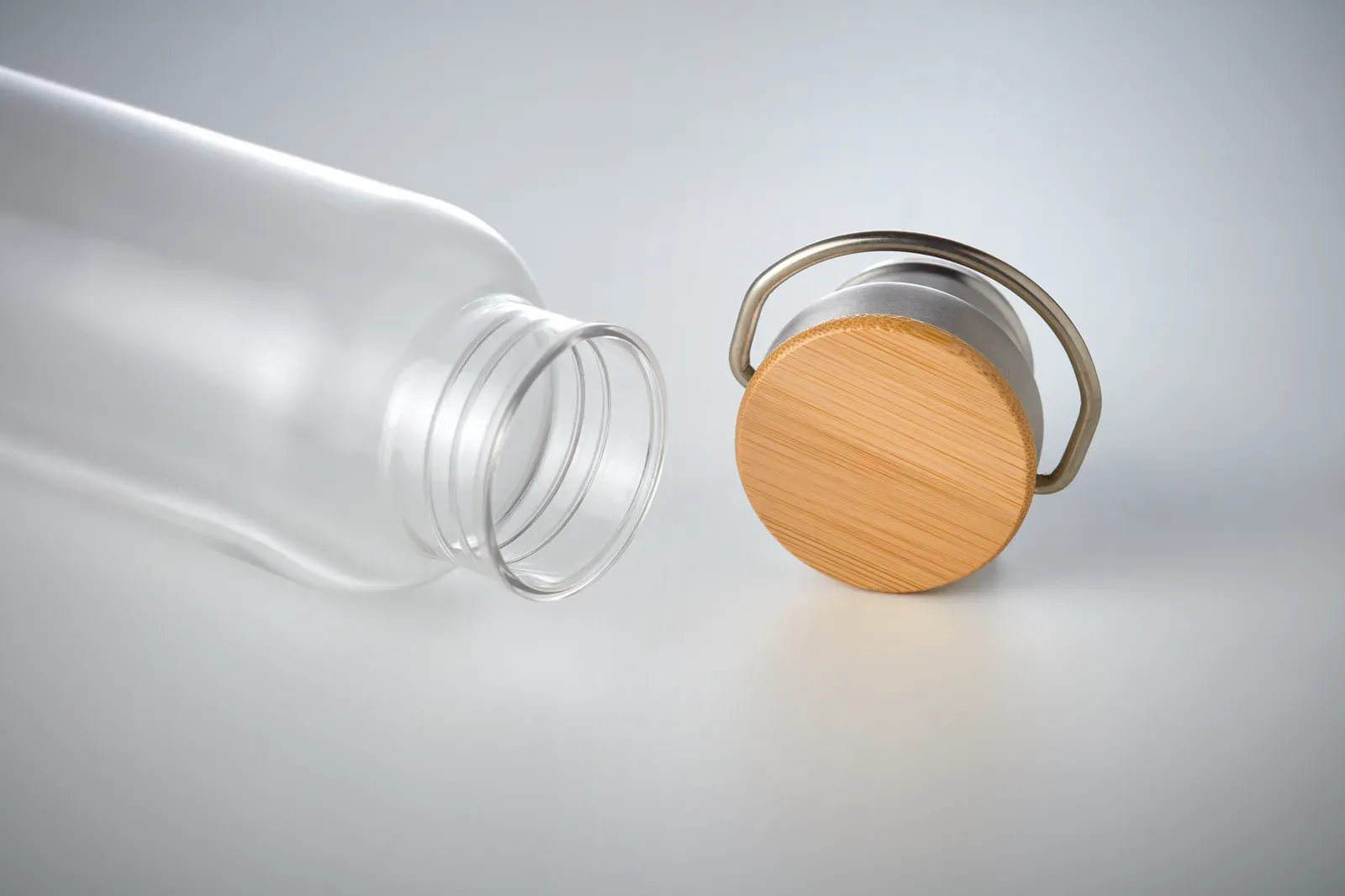 Helsinki Basic – Drinking Bottle in Tritan™ which is BPA Free with Stainless Steel Bottom and Lid with Bamboo Detail — Transparent